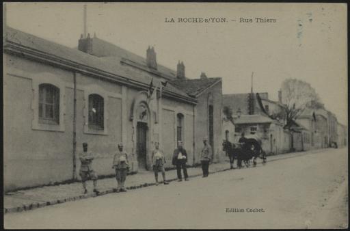 L'entrée de la clinique, avec des militaires sur son trottoir, rue Thiers.